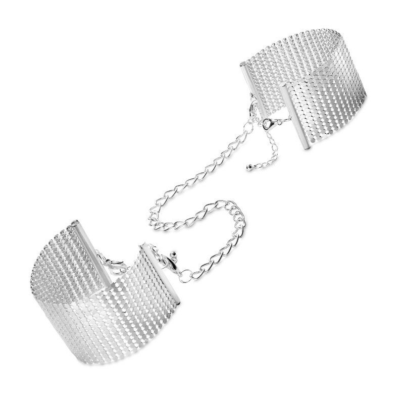 Handschellen aus silbernem netzgewebe 
Cockring aus Metall